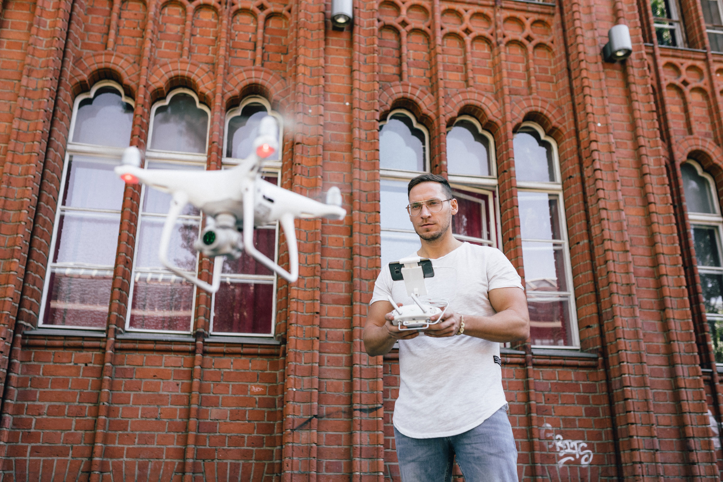 Immobilienfotograf mit Drohne
