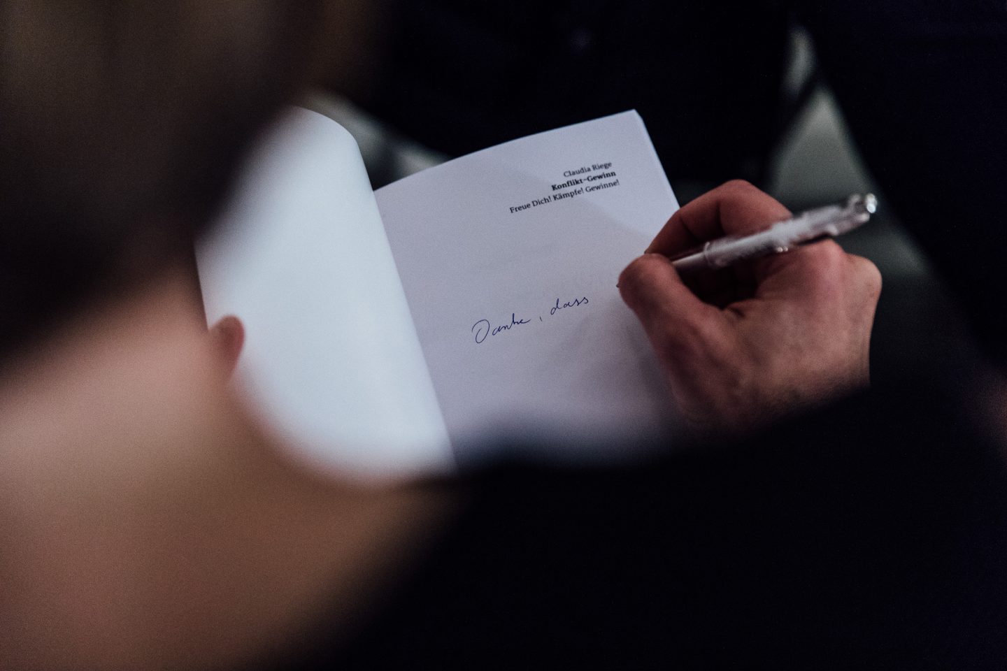 Claudia Riege @ Buchpremiere von Konflikt-Gewinn © offenblen.de