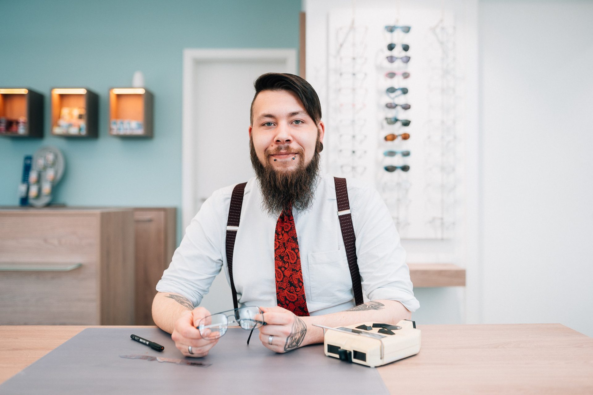 Mitarbeiterportrait für Optiker Fachgeschäft © Offenblende / Joshua