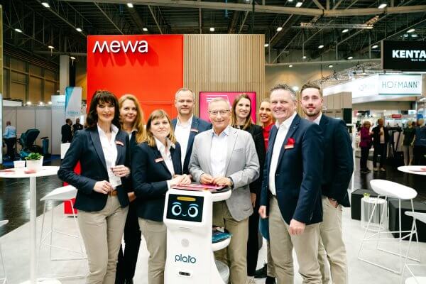 Gruppenfoto am Messestand: Tipp für Messebauer