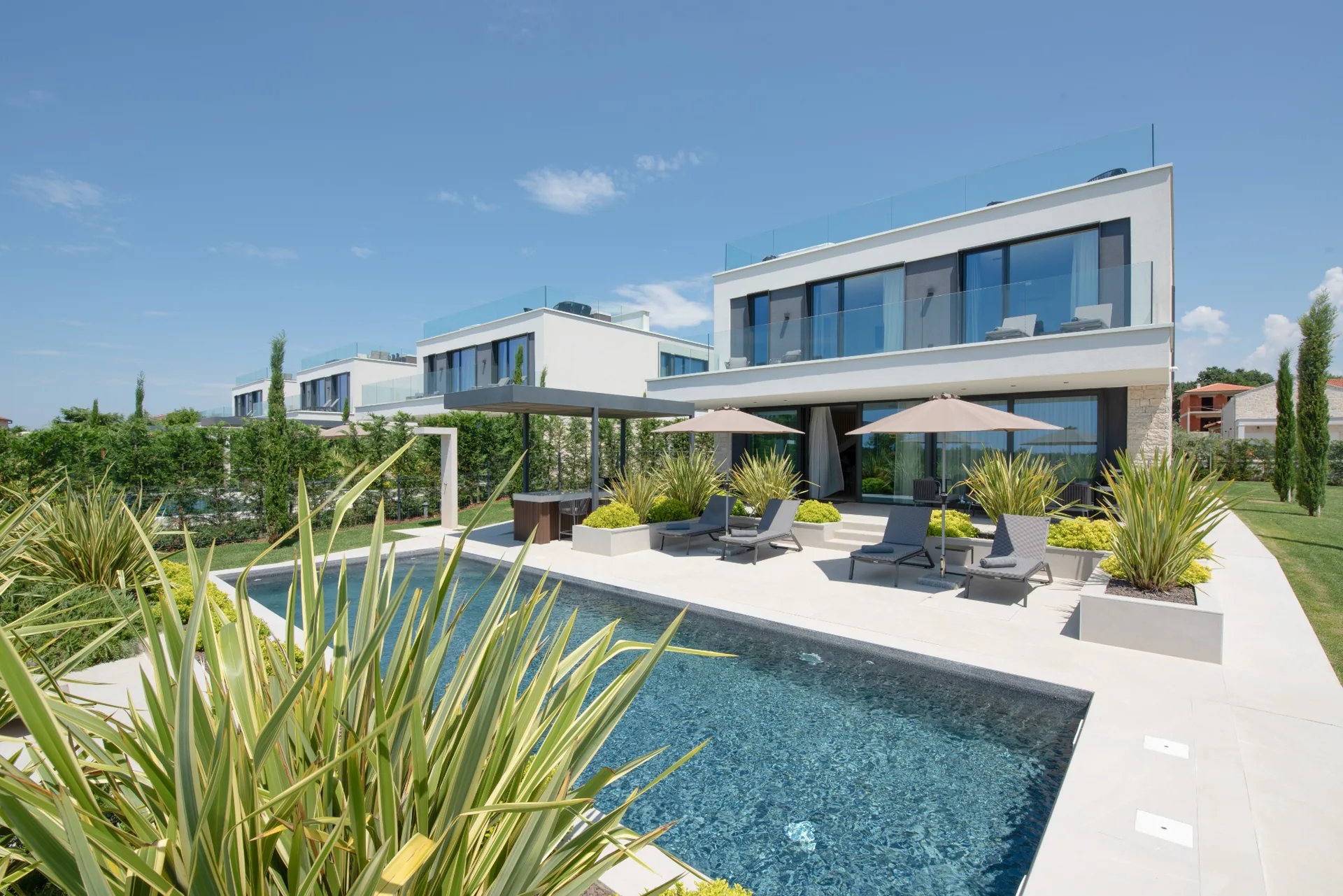 Moderne weiße Villa in Kroatien mit privatem Pool, Sonnenliegen und Terrasse