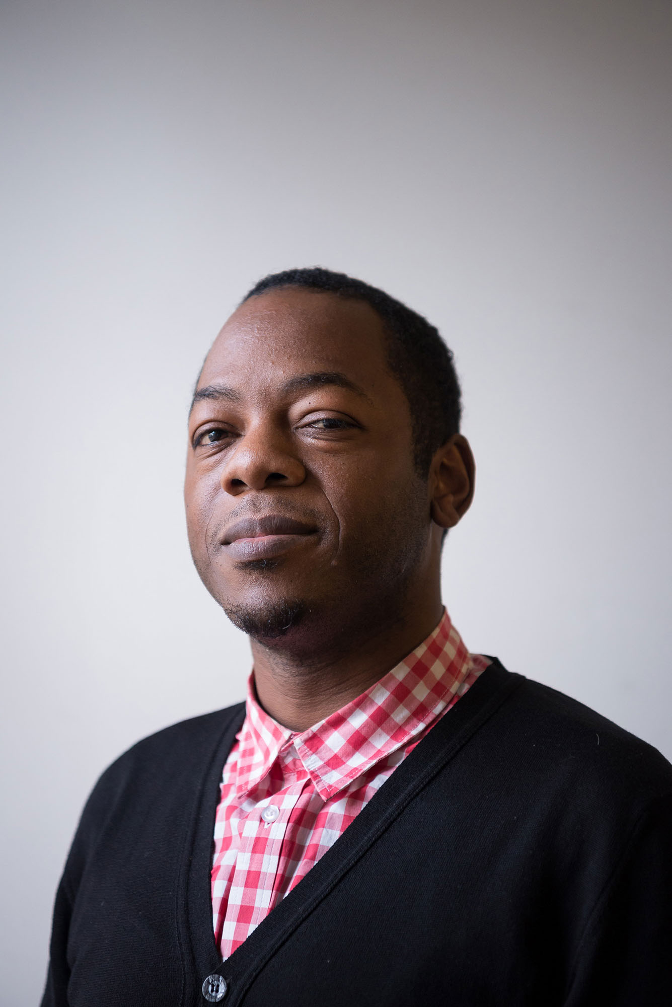 Studio-Portrait: Portraitaufnahme eines Mannes im Fotostudio in Karlsruhe © Offenblende / Chiara CHBE