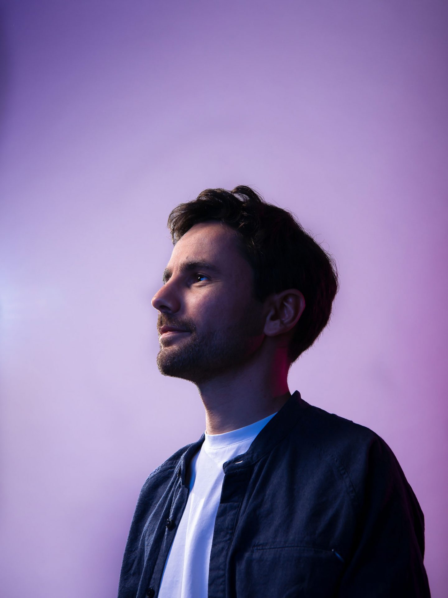 Studio-Portrait: Portraitaufnahme eines Mannes im Fotostudio in Karlsruhe © Offenblende / Chiara CHBE